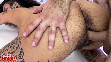 Morena maravilhosa, que não depila nada, numa foda quente com anal