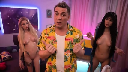 Mia Trejsi & Kaira Kampen - Sensational Threesome