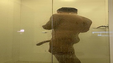 flagra macho dotado tomando banho e lavando o pauzao