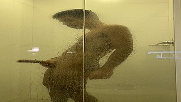 flagra macho dotado tomando banho e lavando o pauzao