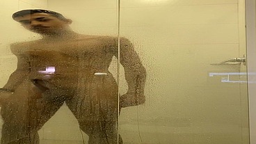 flagra macho dotado tomando banho e lavando o pauzao