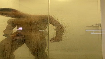 flagra macho dotado tomando banho e lavando o pauzao