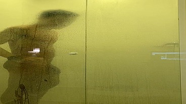 flagra macho dotado tomando banho e lavando o pauzao
