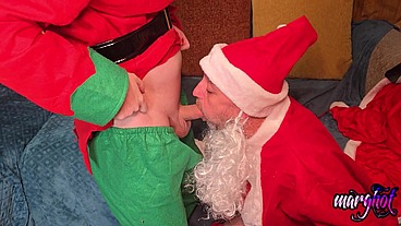 trio bisex La mère-noël entraine son lutin a baiser le père-noël La mère ...