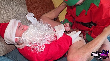 trio bisex La mère-noël entraine son lutin a baiser le père-noël La mère ...
