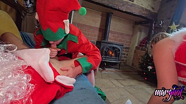 trio bisex La mère-noël entraine son lutin a baiser le père-noël La mère ...