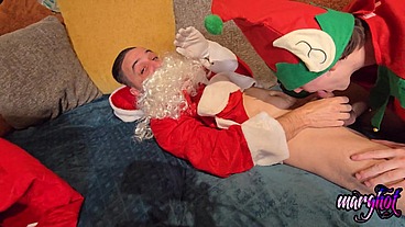 trio bisex La mère-noël entraine son lutin a baiser le père-noël La mère ...