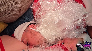 trio bisex La mère-noël entraine son lutin a baiser le père-noël La mère ...