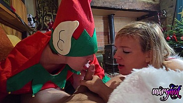 trio bisex La mère-noël entraine son lutin a baiser le père-noël La mère ...