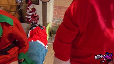 trio bisex La mère-noël entraine son lutin a baiser le père-noël La mère ...