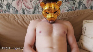 Jovens garanhões brancos com pênis enormes em sexo oral amador, penetração sem camisinha e ejaculações.