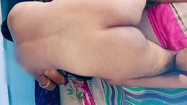 New sapna bhabhi was mopping, brother-in-law was secretly watching, came and started fucking Desi Kaamwali ki saxy gand