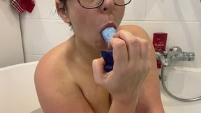 j’adore sucer quand je suis dans mon bain ..tu aimerai etre a sa place...