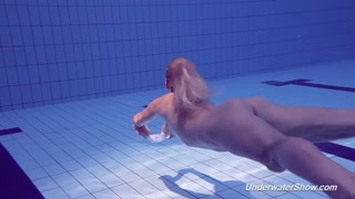 Proklova takes off bikini and swims under water