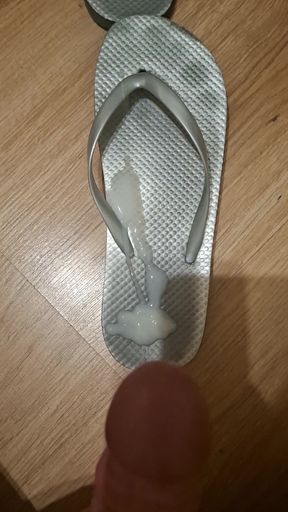 I bought flipflop from a girl and cumshot on them