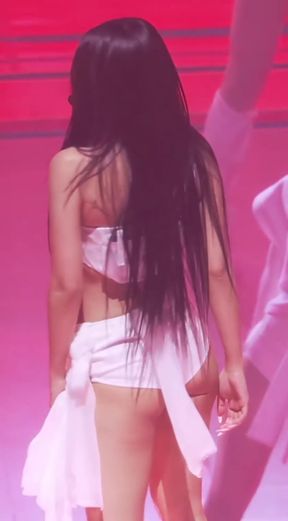 Sexy k-pop idol shakes it