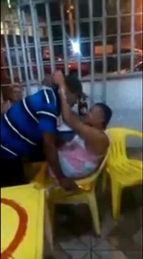 Velho gay latino pega um cara no bar