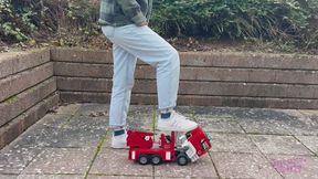Sneaker-Girl Doro - Big Fire Toy Truck Crush