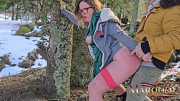 Urbex Forêt Enneigée à Côté d’une Cascade : Je Suce Mon Mec et un Promeneur, Il Me Baise la Chatte dans la Neige Pendant que Je Suce Mon Mec – Puis Mon Mec Me Prend, Mais Stoppé par des Randonneurs