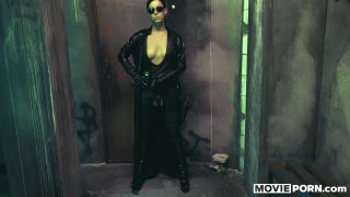 Trinity từ The Matrix Cosplayer Đưa con gà trống trong tất cả các lỗ của cô ấy POV