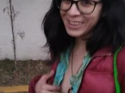 Enseñando tetas en público