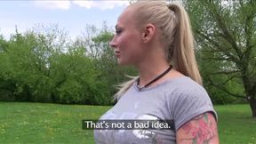 PublicSex Glamour Model mit großen Titten draußen gefickt