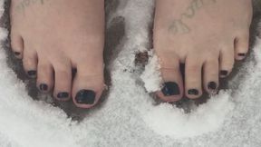 COLD SMALL FEET MELTING SNOW WITH BODY HEAT