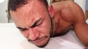 Homem pega o enteado transando com outro cara e fica em choque mas n&atilde_o para de assistir.