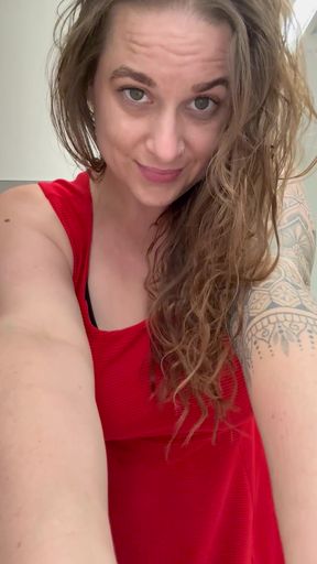 Curvy red-haired amatuer gets frisky on her own