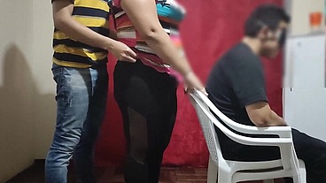 Le pagamos 100 $ a una pareja de casada para jugar el juego del test a ver si adivina que tienen en su boca la chica le poner los cuerno con el modelo del juego terminan follando parte 2/2