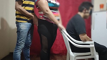 Le pagamos 100 $ a una pareja de casada para jugar el juego del test a ver si adivina que tienen en su boca la chica le poner los cuerno con el modelo del juego terminan follando parte 2/2