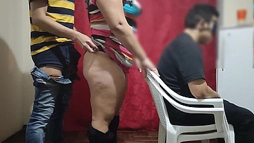 Le pagamos 100 $ a una pareja de casada para jugar el juego del test a ver si adivina que tienen en su boca la chica le poner los cuerno con el modelo del juego terminan follando parte 2/2