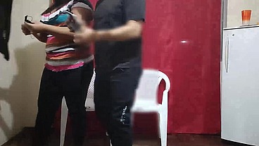 Le pagamos 100 $ a una pareja de casada para jugar el juego del test a ver si adivina que tienen en su boca la chica le poner los cuerno con el modelo del juego terminan follando parte 2/2