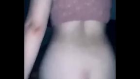 Mi amiga me visita y se sienta en mi verga. ?