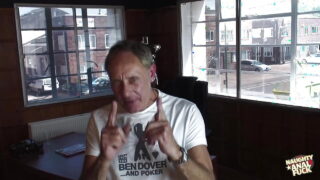 Puta de culo grande se llena el agujero con el creampie desordenado de Ben Dover