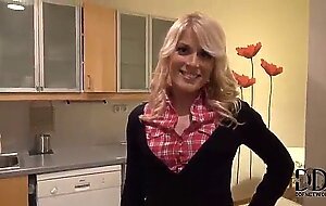 Sexy blonde realtor gives a hot blowjob to seal the deal