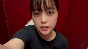 カラオケの男子ト◯レの中で、男の人のちんちんの臭いとおし◯この臭いを嗅ぎながらオナニーする地味な女子大生。