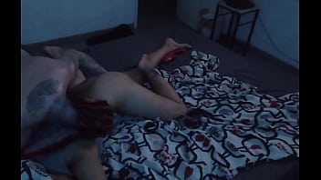 Amateurs se graban mientras ella duerme y el empieza a meterle los dedos