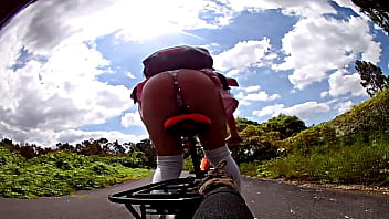 Paseo en bicicleta mostrando las bragas, este viejito me queria coger, CUMSHOT AL AIRE LIBRE