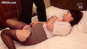 While On A Business Trip, I Unexpectedly Ended Up Sharing A Room With A Middle-aged Sexually Harassing Boss That I Hated... Akari Momoka, A New I-cup Employee Who Kept Getting Orgasmed Over And Over Again