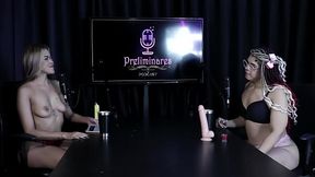 Teve que tirar a roupa no jogo do &quot_j&aacute_ fez&quot_, e ela mostrou seus lindos peitos e a buceta - Sofie Lollipop (Transsexual) (SHEER/RED)