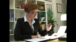 Una MILF cougar dalle grandi tette si fa un pompino profondo prima di prenderlo nel culo