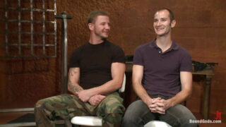 BDSM-film af den tatoverede hvide Brenn Wyson, der bliver kneppet i røven