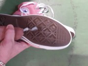 Je me branle et crache sur ma converse