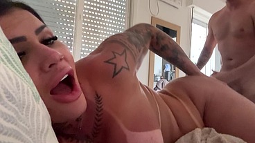 Já acordei levando uma gozada gostosa no cuzinho, me gozei toda e depois levei a segunda gozada em cima da minha bunda !!!! Que delícia