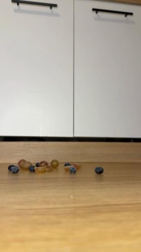 My feet, sweet berries… and a little chaos in the kitchen 💅