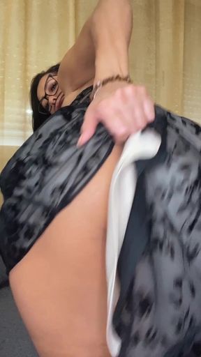 Sexy latina MILF shows off her curves in a sultry solo performance