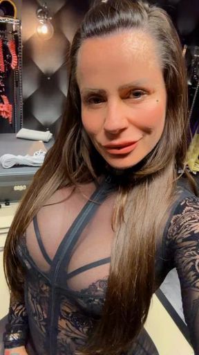 Just Look my nice Body ! and my extrem dominant Voice !