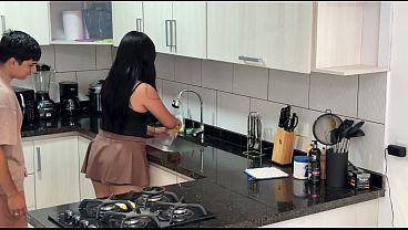 compa&ntilde_ero de cuarto me folla duro en la cocina