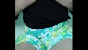 Novinha branquinha se diverte de minissaia